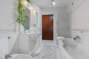 Koupelna v ubytování Casa di Iaio - 90 m2 apt with Free Wi-Fi, Netflix, Home Cinema & Parking