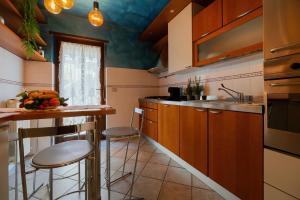 Kuchyň nebo kuchyňský kout v ubytování Casa di Iaio - 90 m2 apt with Free Wi-Fi, Netflix, Home Cinema & Parking