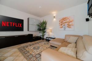 Posezení v ubytování Casa di Iaio - 90 m2 apt with Free Wi-Fi, Netflix, Home Cinema & Parking