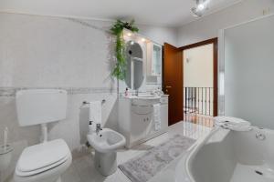 Koupelna v ubytování Casa di Iaio - 90 m2 apt with Free Wi-Fi, Netflix, Home Cinema & Parking + 4 fotografie