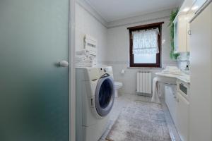 Fotografie z fotogalerie ubytování Casa di Iaio - 90 m2 apt with Free Wi-Fi, Netflix, Home Cinema & Parking v destinaci Gorizia