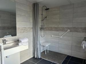 Koupelna v ubytování Val Hôtel Montbéliard Sud + 30 fotografií