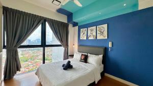 ペタリンジャヤにあるManatidur@THE HUB SS2の青いベッドルーム(ベッド1台、大きな窓付) +263枚の写真
