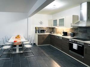 Kuchyň nebo kuchyňský kout v ubytování Comfy stay in modern 2-bdr apartment near downtown
