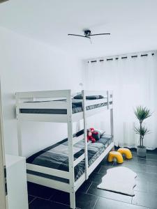 Postel nebo postele na pokoji v ubytování Comfy stay in modern 2-bdr apartment near downtown