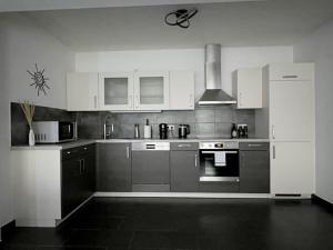 Kuchyň nebo kuchyňský kout v ubytování Comfy stay in modern 2-bdr apartment near downtown