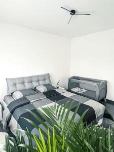 Postel nebo postele na pokoji v ubytování Comfy stay in modern 2-bdr apartment near downtown + 19 fotografií