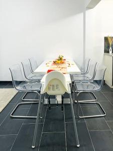 Fotografie z fotogalerie ubytování Comfy stay in modern 2-bdr apartment near downtown v destinaci Esch-sur-Alzette