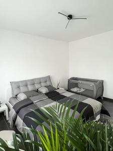 Postel nebo postele na pokoji v ubytování Comfy stay in modern 2-bdr apartment near downtown