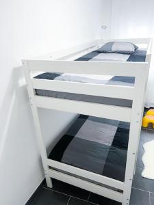 Postel nebo postele na pokoji v ubytování Comfy stay in modern 2-bdr apartment near downtown