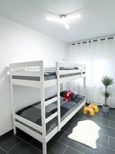 Postel nebo postele na pokoji v ubytování Comfy stay in modern 2-bdr apartment near downtown