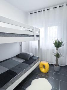 Postel nebo postele na pokoji v ubytování Comfy stay in modern 2-bdr apartment near downtown