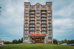 マスキーゴンにあるShoreline Inn & Conference Center, an Ascend Collection Hotelの上に看板がある高い建物