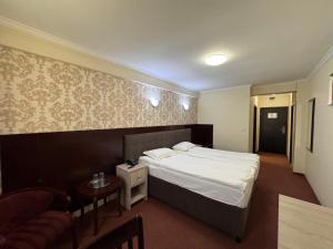 Postel nebo postele na pokoji v ubytování Hotel Helin Aeroport - Craiova