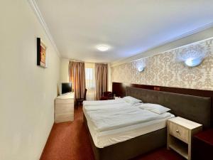 Postel nebo postele na pokoji v ubytování Hotel Helin Aeroport - Craiova