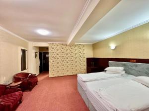 Postel nebo postele na pokoji v ubytování Hotel Helin Aeroport - Craiova