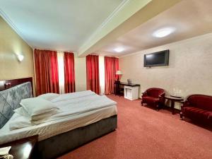 Postel nebo postele na pokoji v ubytování Hotel Helin Aeroport - Craiova