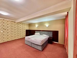 Postel nebo postele na pokoji v ubytování Hotel Helin Aeroport - Craiova