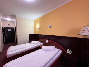 Postel nebo postele na pokoji v ubytování Hotel Helin Aeroport - Craiova