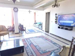 TV a/nebo společenská místnost v ubytování Sea view غرفه داخل شقه بحمام خاص امام الغرفه