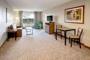 Posezení v ubytování Riverview Inn & Suites, Ascend Hotel Collection