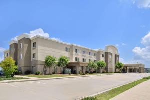 an office building with a road in front of it at The Hotel Vue in Natchez