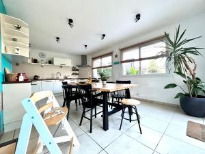 Kuchyňa alebo kuchynka v ubytovaní Orloucie - Gîte en ville, calme entre Abers et mer