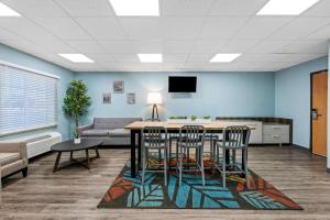 TV a/nebo společenská místnost v ubytování WoodSpring Suites Hobbs