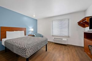 Postel nebo postele na pokoji v ubytování WoodSpring Suites Hobbs