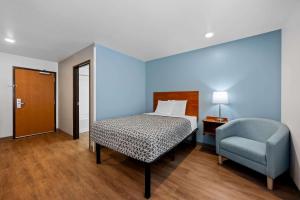 Postel nebo postele na pokoji v ubytování WoodSpring Suites Hobbs