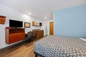TV a/nebo společenská místnost v ubytování WoodSpring Suites Hobbs