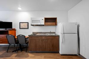 Kuchyň nebo kuchyňský kout v ubytování WoodSpring Suites Hobbs
