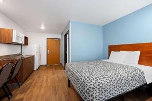 Postel nebo postele na pokoji v ubytování WoodSpring Suites Hobbs