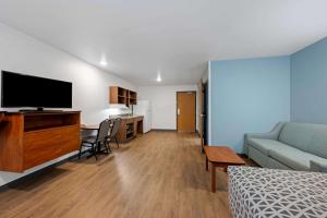 TV a/nebo společenská místnost v ubytování WoodSpring Suites Hobbs