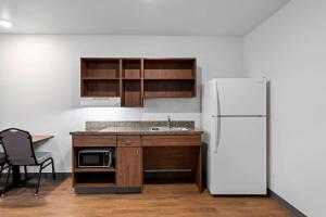 Kuchyň nebo kuchyňský kout v ubytování WoodSpring Suites Hobbs