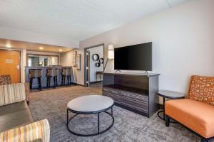 TV a/nebo společenská místnost v ubytování Hells Canyon Grand Hotel, Ascend Hotel Collection
