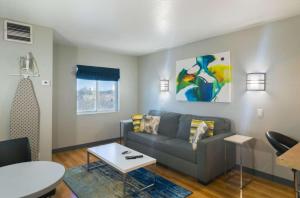 Studio Z, Ascend Hotel Collection的休息区