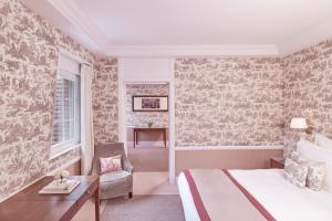 Кровать или кровати в номере Hôtel Barrière Le Normandy