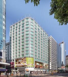 een groot gebouw in een stad met hoge gebouwen bij Park Hotel Hong Kong in Hong Kong