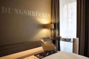 Postel nebo postele na pokoji v ubytování Renaissance Hamburg Hotel