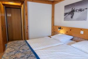 Voodi või voodid majutusasutuse Hôtel Les Sources toas