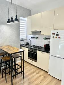 Кухня или мини-кухня в Maddalena Means Home
