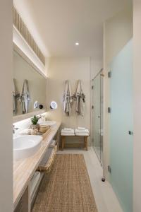 Ein Badezimmer in der Unterkunft Phangan Bayshore Resort Koh Phangan