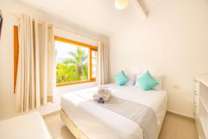 two beds in a room with a window at Lindo Loft na Praia de Barra do Una à beira do Rio in São Sebastião +89 photos