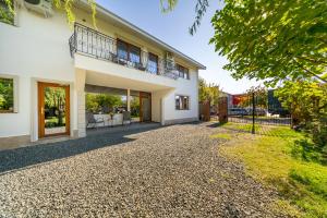 een groot wit huis met een oprit bij La Casa Blanca in Vladimirescu
