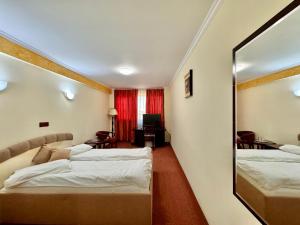 Postel nebo postele na pokoji v ubytování Hotel Helin Aeroport - Craiova