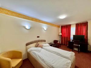 Postel nebo postele na pokoji v ubytování Hotel Helin Aeroport - Craiova