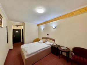 Postel nebo postele na pokoji v ubytování Hotel Helin Aeroport - Craiova
