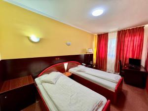 Postel nebo postele na pokoji v ubytování Hotel Helin Aeroport - Craiova