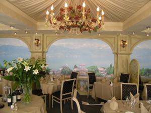 A restaurant or other place to eat at St Tudno Hotel 